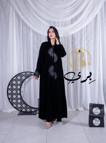عباية نسائية مخمل أسود بتطريز ورد بارز وشك