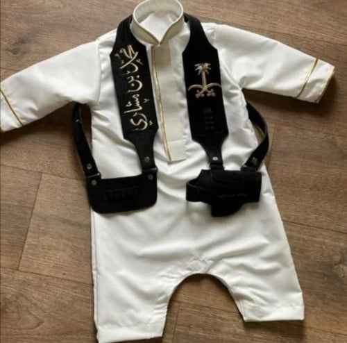 طقم اطفال للعيد مزين بتصميم فخم