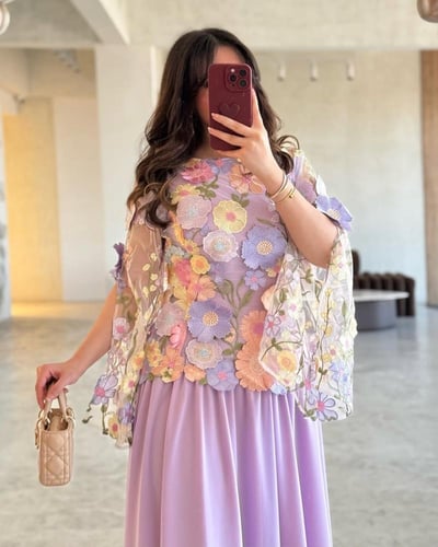 فستان بشال مزين بالورود