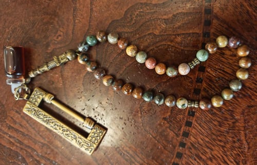 ميدالية سبحة حجر الجسبير