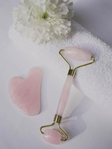 مجموعة اداة الرولر وحجر الچوا شا لمساج الوجه والفك...