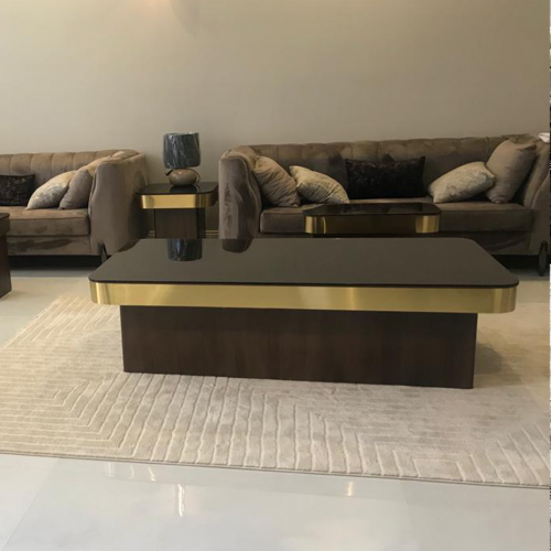 طاولة خشب بإطار ذهبي