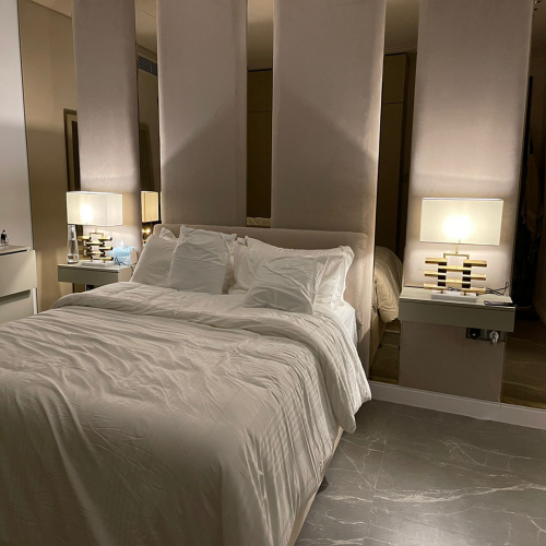 جدارية بتصميم قماش وزجاج عسلي