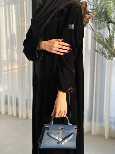 عباية باللون الأسود المخمل بتحديد باللون الكحلي