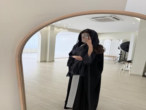 طرحة شيفون باللون الأسود منقطة بالأبيض