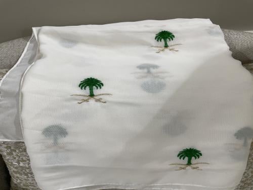 طرحة باللون الابيض بتطريز سيفين ونخلة اخضر وذهبي