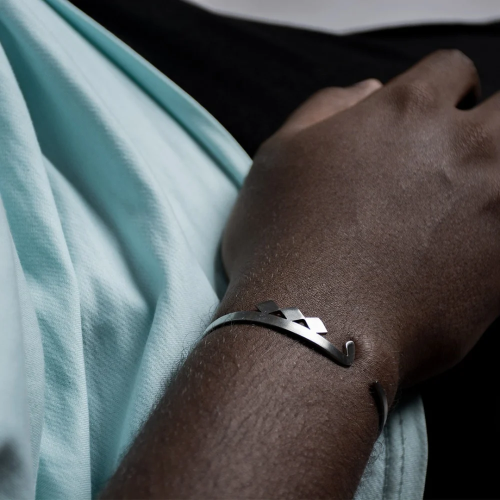 Gold or silver plated bracelet according to your request, letter Thaa (MD00113)