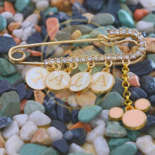 بروش مشبك مطلي بالذهب بالأسم حسب طلبك