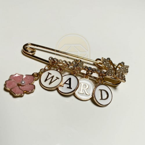 بروش مشبك حروف مطلي بالذهب بالأسم حسب طلبك