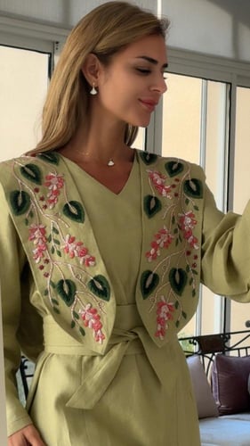 فستان مطرز أخضر راقي مع حزام