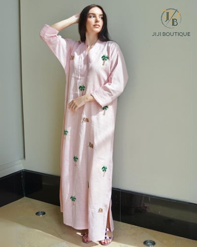 ثوب تطريز نخيل و جمال بينك