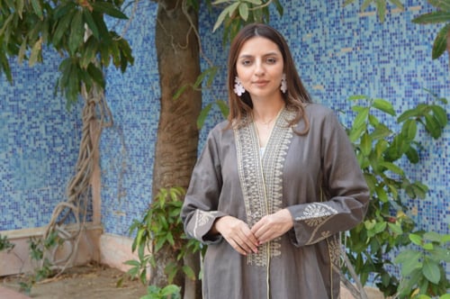 عباية مطرزة بيج غامق