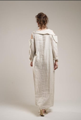 ثوب بتطريز يدوي