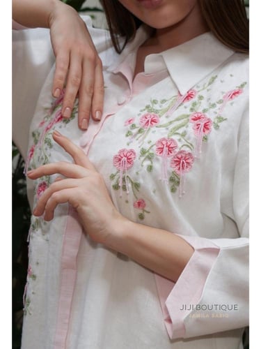 ثوب تطريز وروود بينك