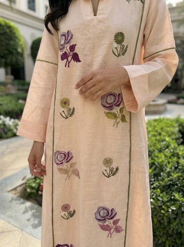 ثوب مطرز خربزي