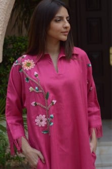 ثوب فوشيا مطرز يدوي