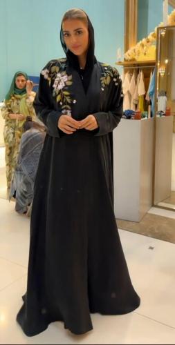 عباية أسود حرير مغسول تطريز يدوي ورد