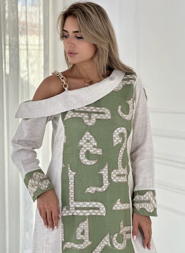 ثوب مطرز بحروف