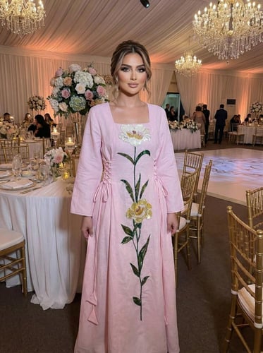 فستان الوردة بينك