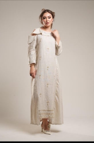 ثوب بتطريز يدوي