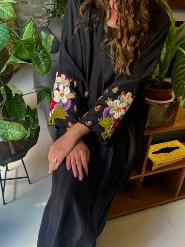 عباية مطرزة خيوط