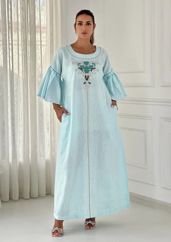 ثوب مطرز سماوي