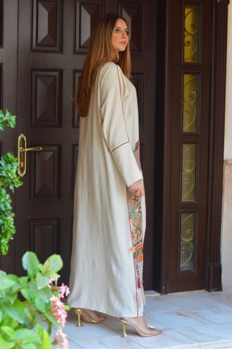 عباية مع جيب مطرز