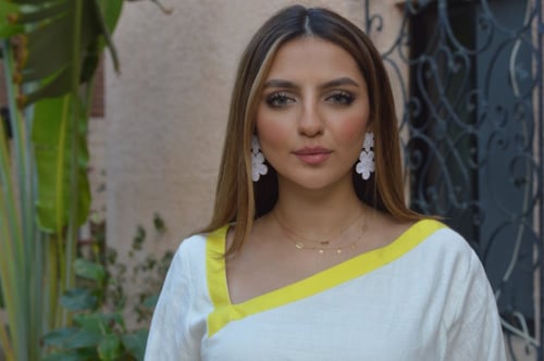 ثوب بتطريز اصفر