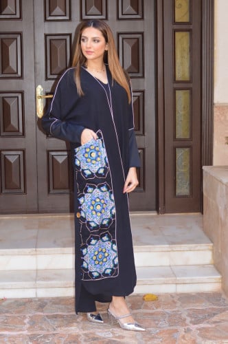 عباية بجيب مطرز