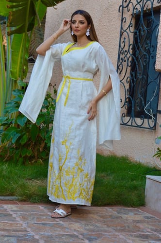 ثوب بتطريز اصفر