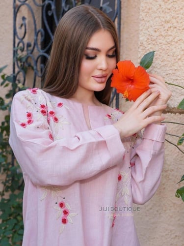 ثوب تطريز ورود بارز