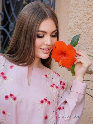 ثوب تطريز ورود بارز