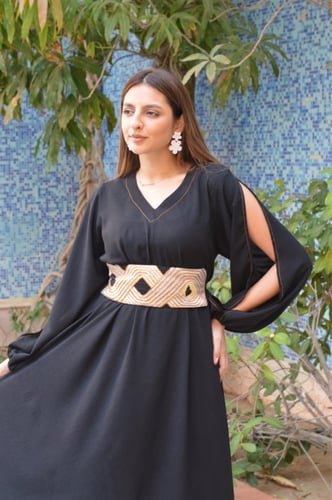 فستان اسود بحزام مطرز