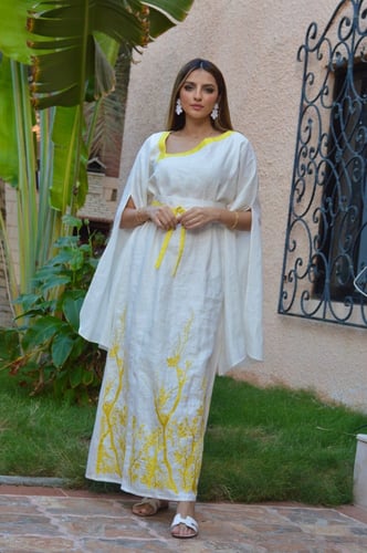 ثوب بتطريز اصفر