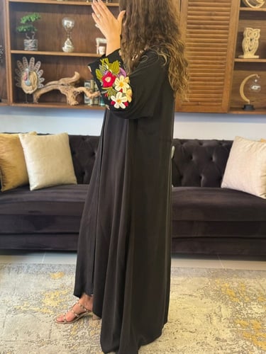 عباية مطرزة خيوط