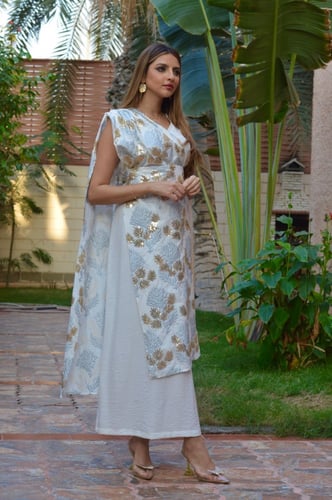 ثوب مع شال مطرز