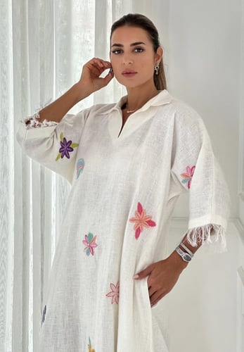 ثوب ابيض مطرز
