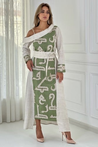 ثوب مطرز بحروف