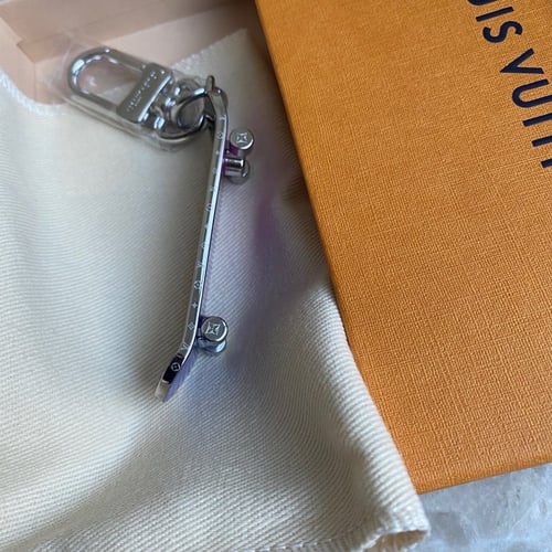 LouisVuitton ميدالية