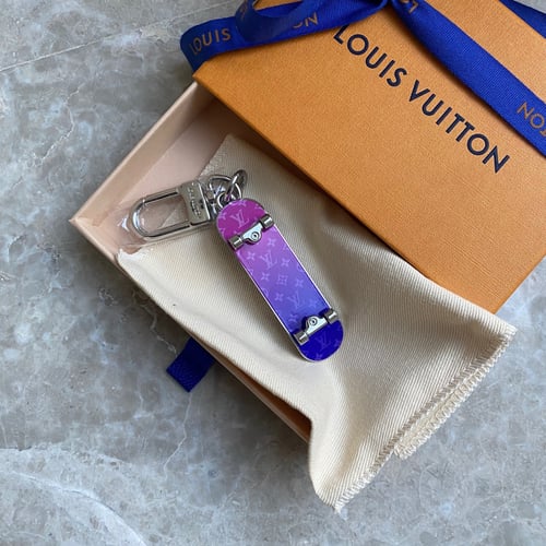 LouisVuitton ميدالية