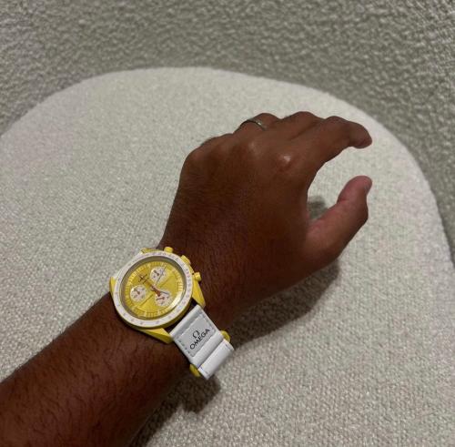 SwatchxOmega الاصفر