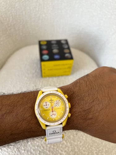 SwatchxOmega الاصفر