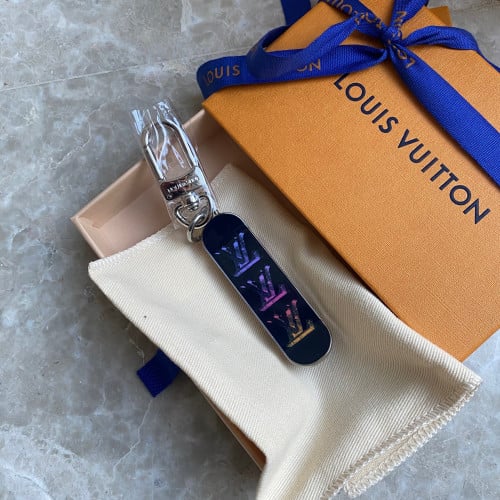 LouisVuitton ميدالية