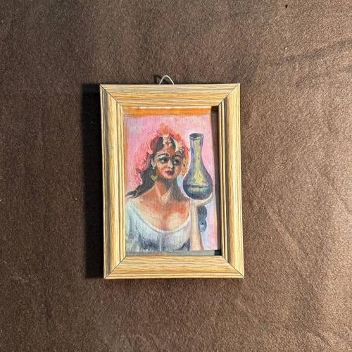 امراءة تحمل فخار