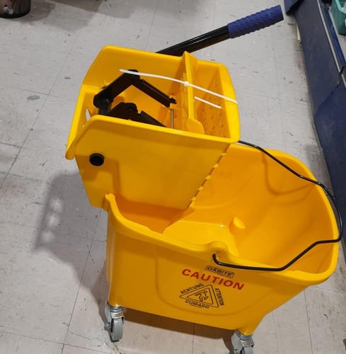 عربة نظافة كبير مزودة بدلو وعصّارة 32 لتر