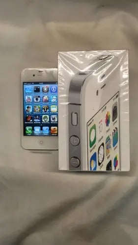 iPhone 4s — 16GB أبيض