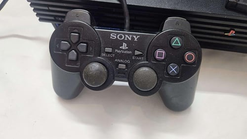 بلايستيشن 2 فات أوربي مفتوح الريجن معه ملحقات اصلي...