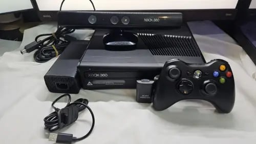 Xbox 360 Slim (مهكر) مع كرتونه