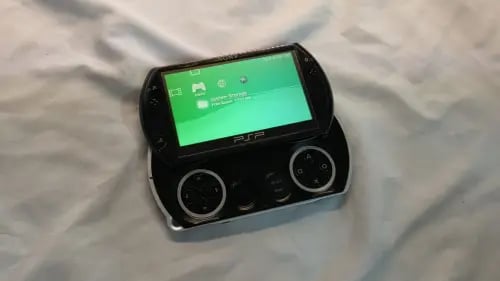 PSP Go — أسود مع العاب