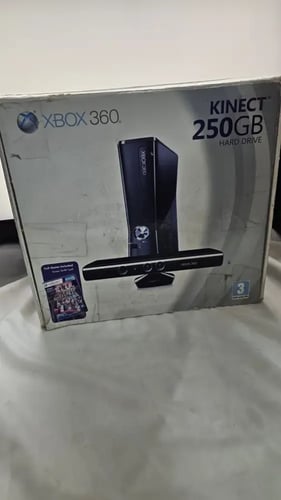 Xbox 360 Slim (مهكر) مع كرتونه